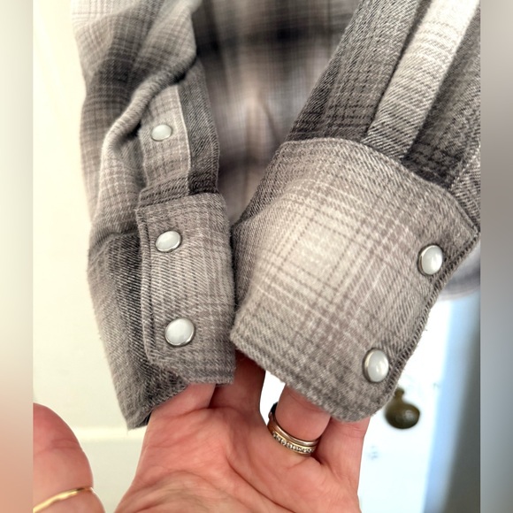 Levi’s Oversized Flannel Button-Down Shirt Gray Plaid Western Women’s Large - Picture 6 of 10